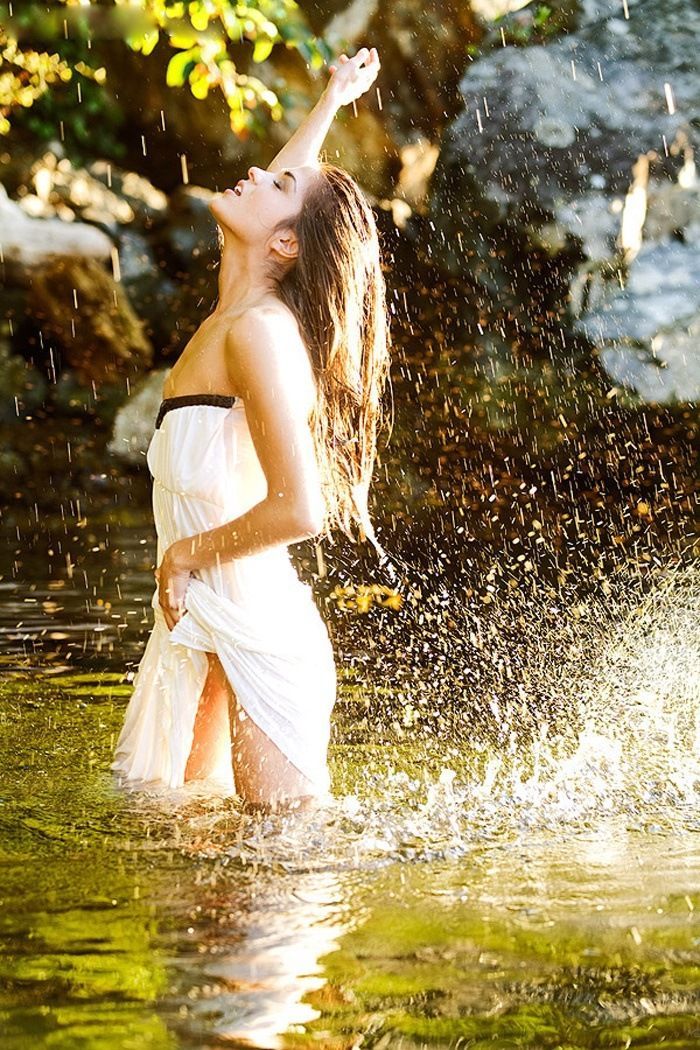 Marie Avgeropoulos in Linfen