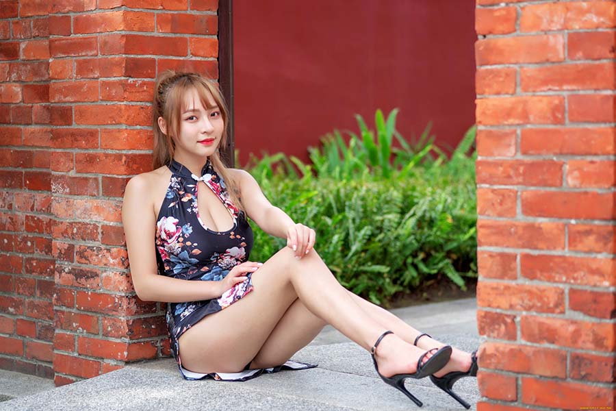 Girls in short dresses in Linfen