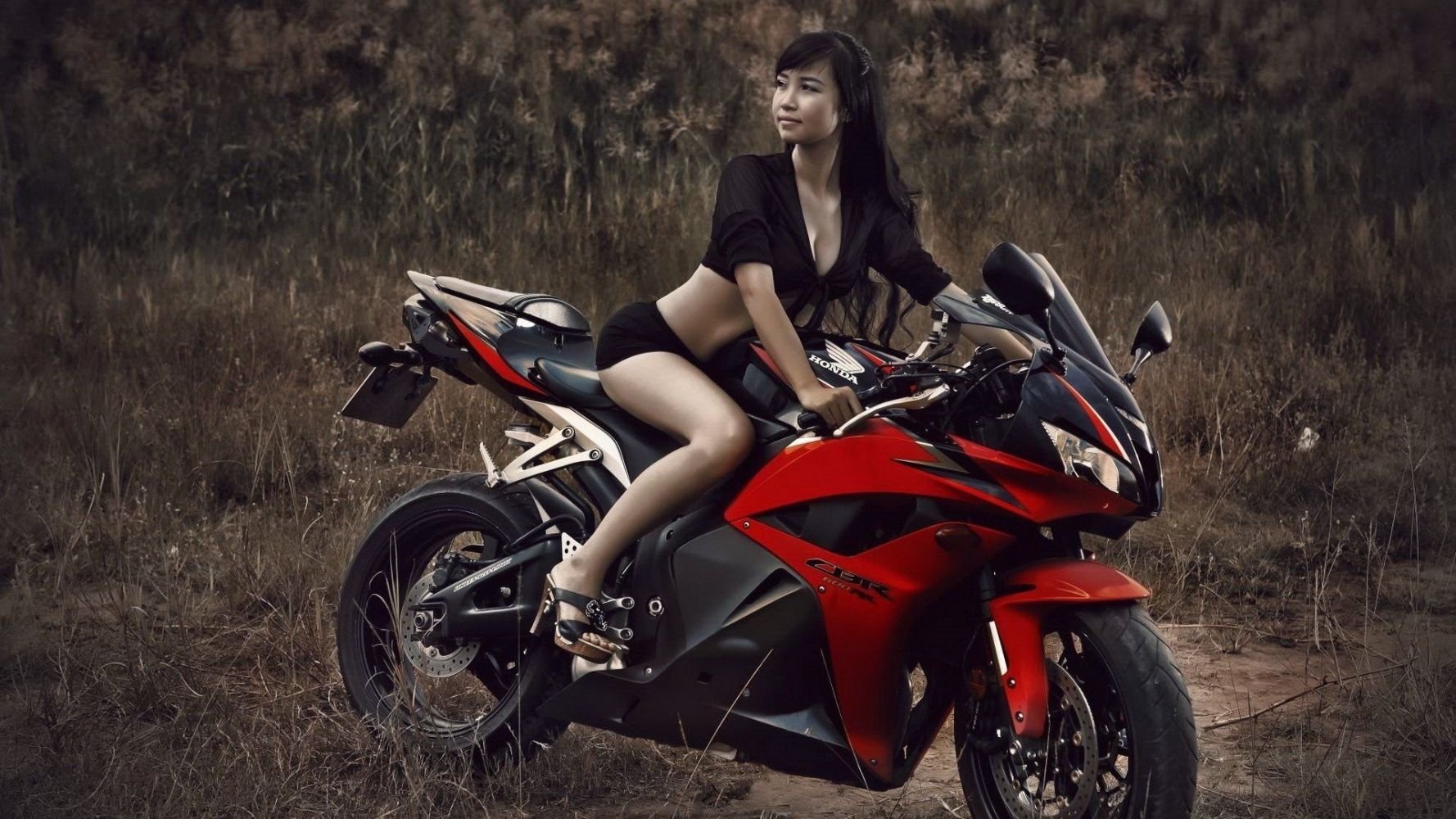 Fitness girls and bikes in Linfen