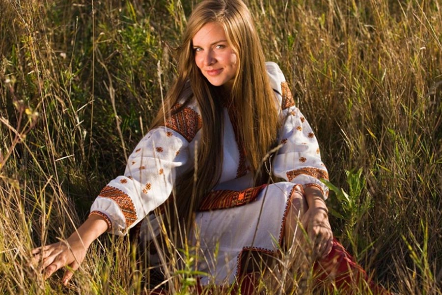 Model Women in Slavic costumes in Linfen