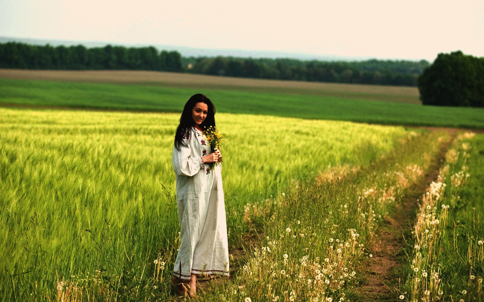 Women in Slavic costumes in Linfen