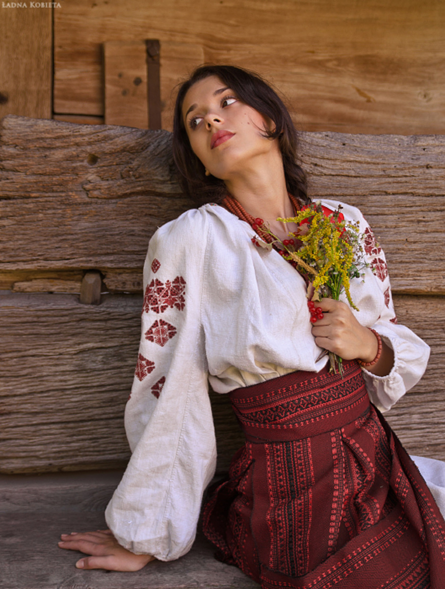 Girls in Slavic costumes in Linfen