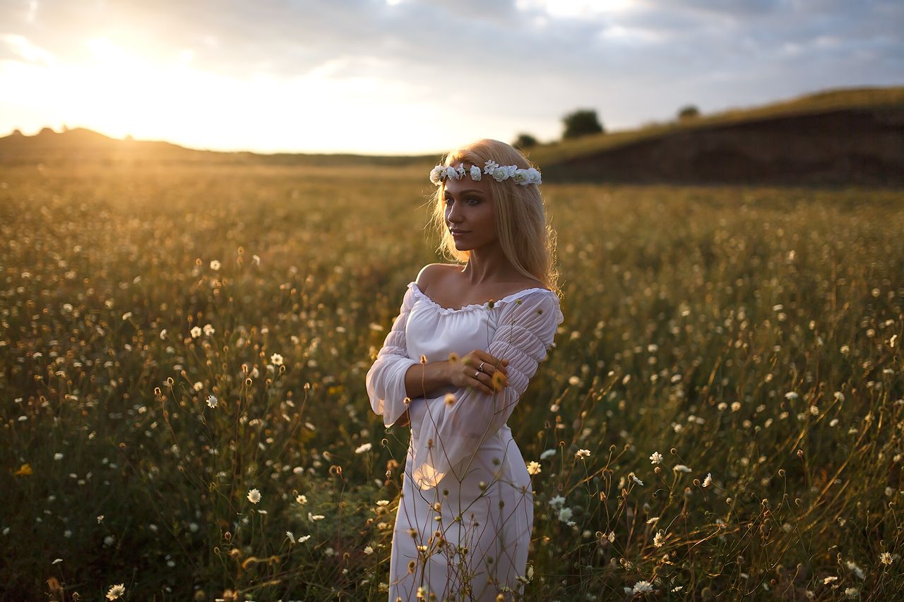 Girls in Slavic costumes in Linfen