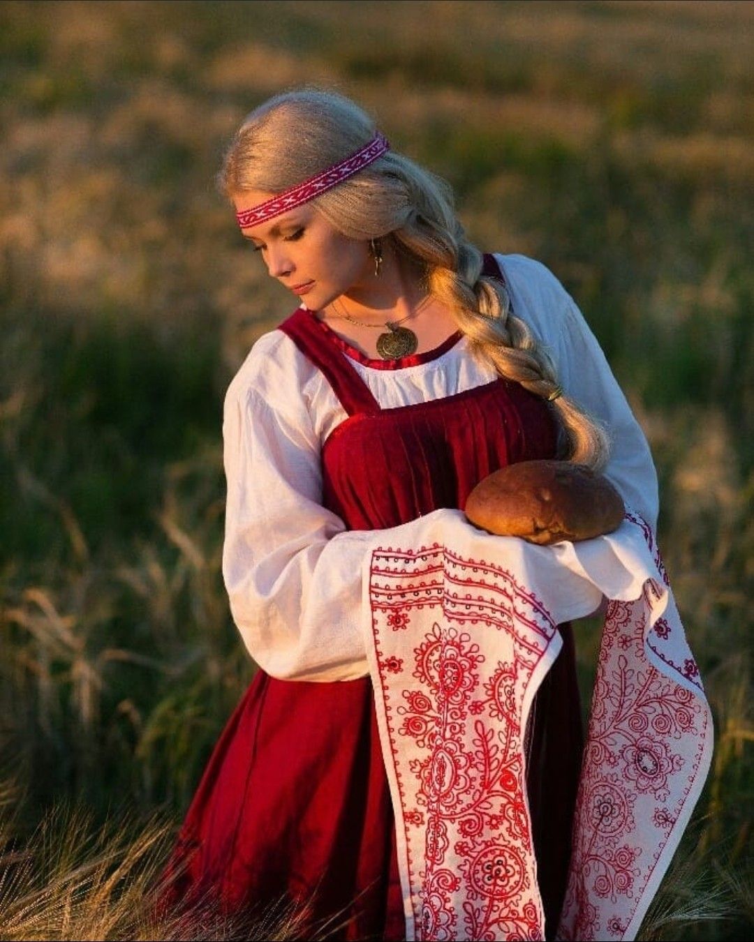 Girls in Slavic costumes in Linfen