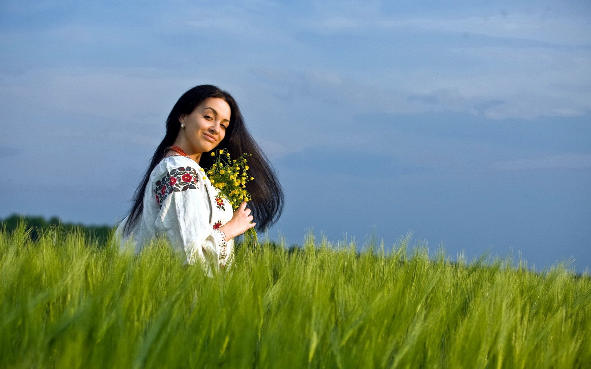 Girls in Slavic costumes in Linfen