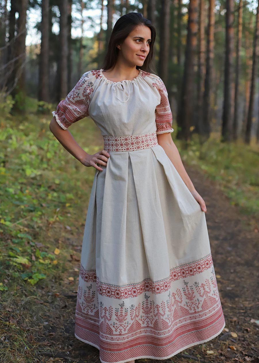 Girls in Slavic costumes in Linfen