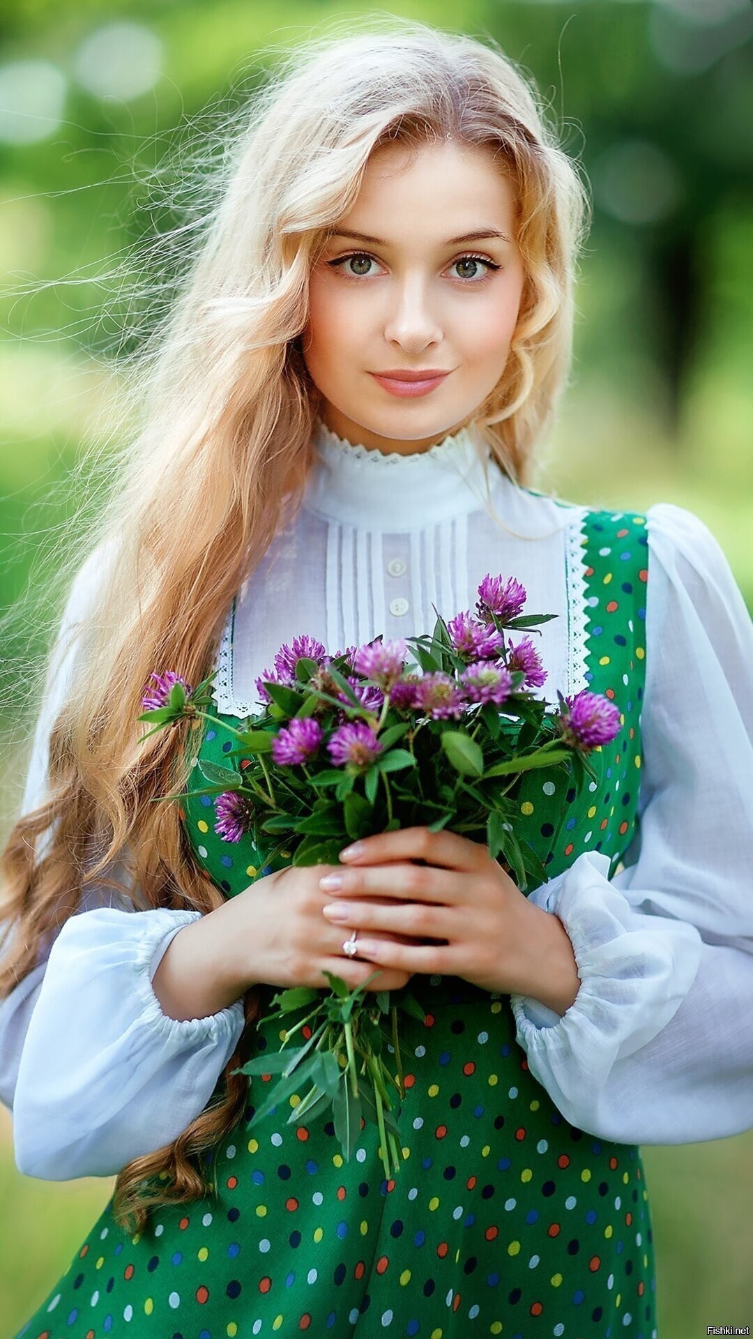 Girls in Slavic costumes in Linfen