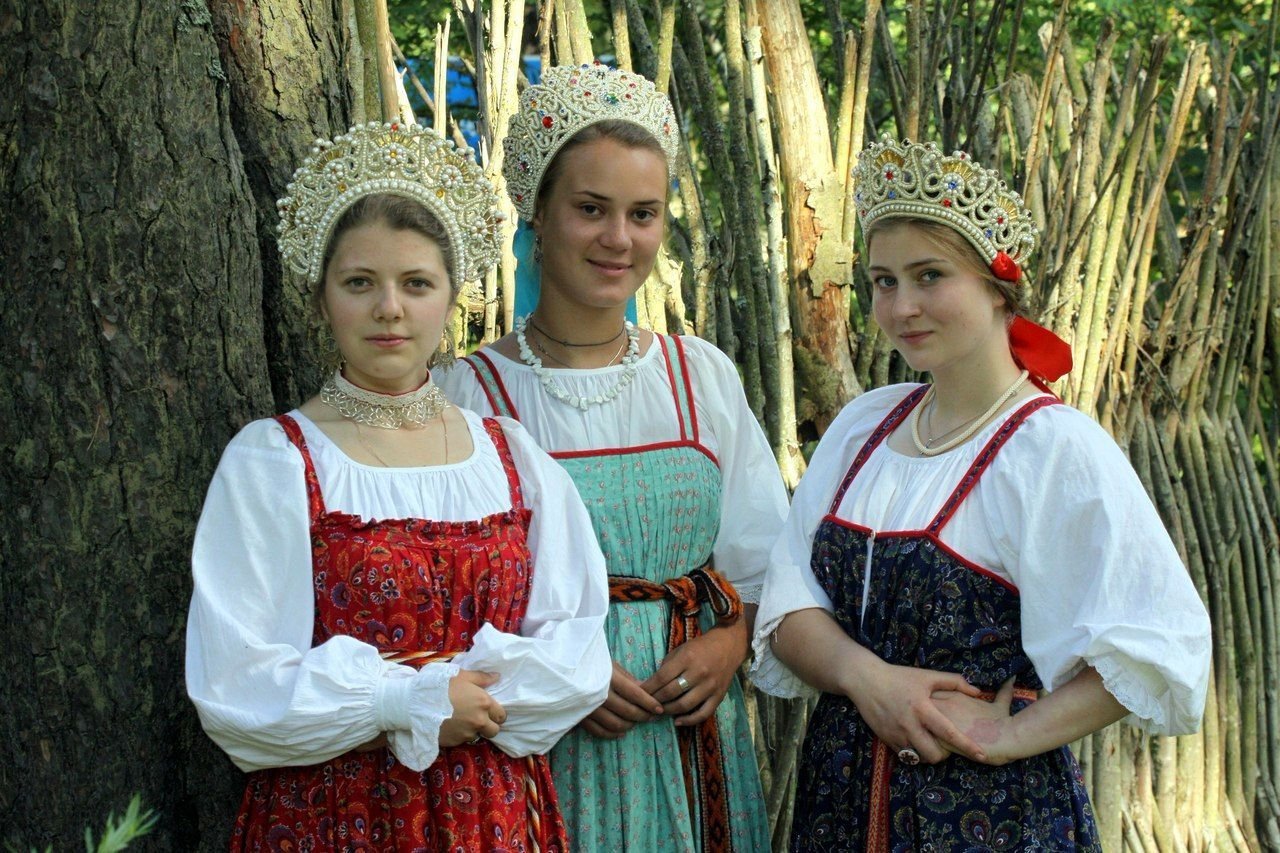 Sexy model Girls in Slavic costumes in Linfen