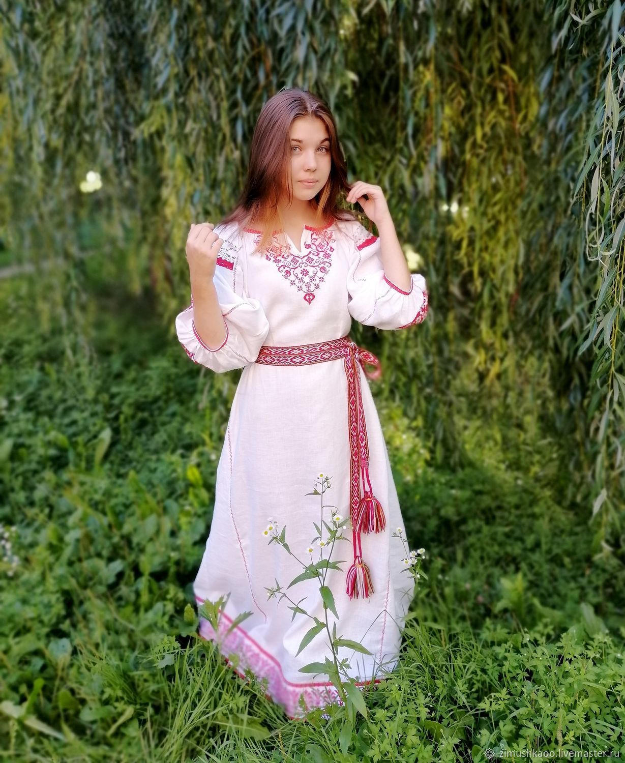 Girl Girls in Slavic costumes in Linfen